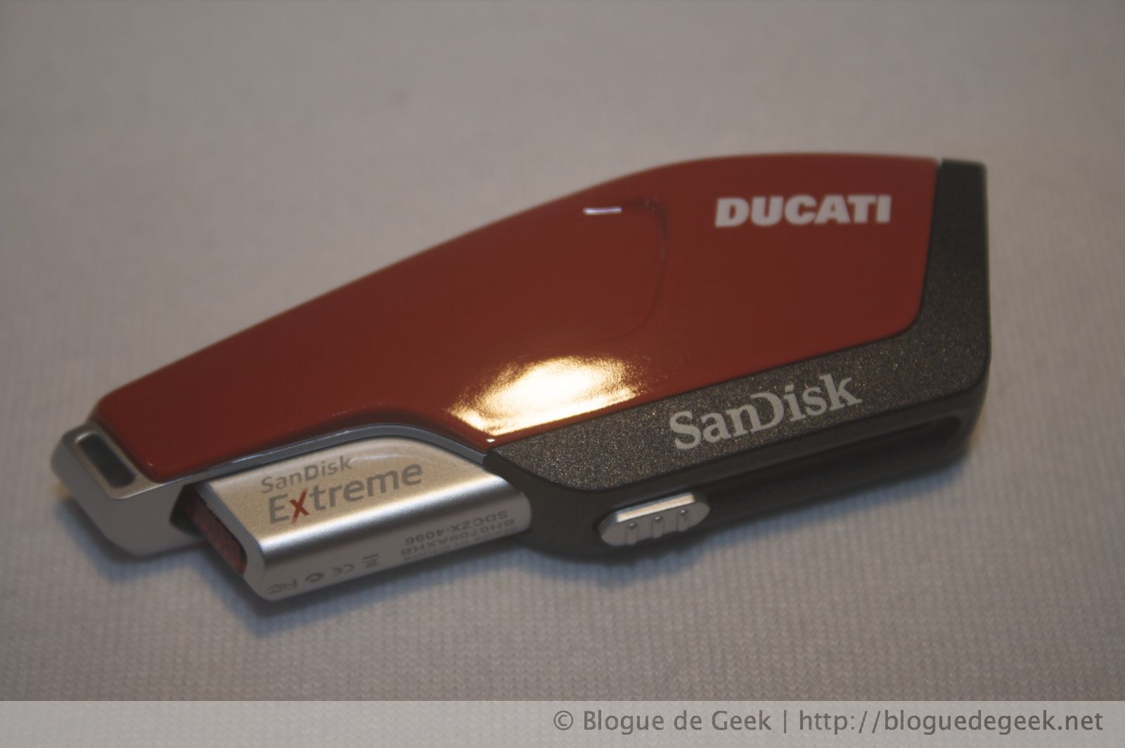 Sandisk Extreme Ducati, clé USB de 4Go à 20Mo/sec [Évaluation]