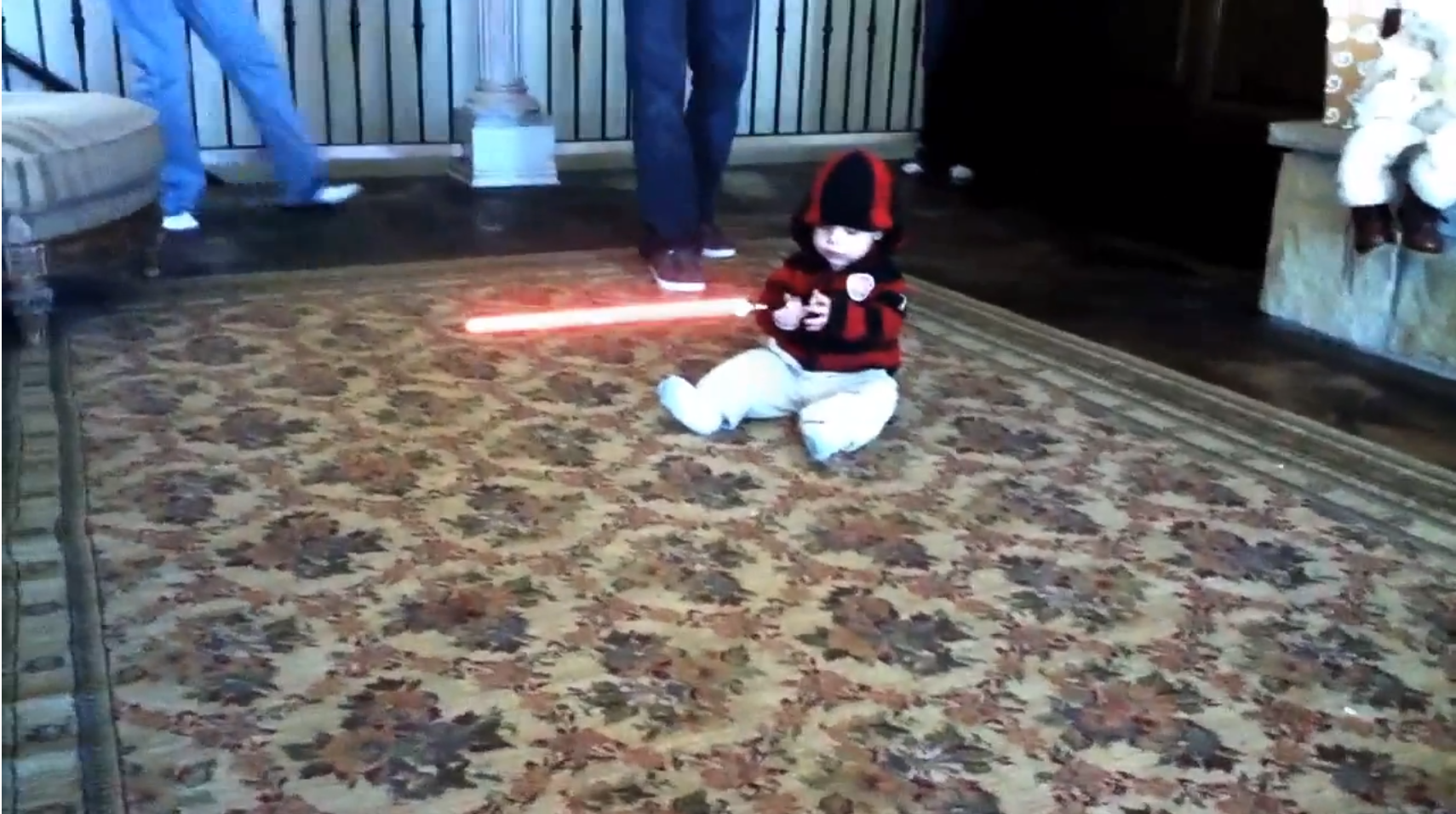 Bébé avec un sabre laser terrorise la famille!