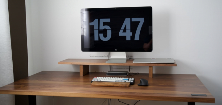 ergonofis Sway, un bureau assis-debout en noyer massif avec du panache [Test]