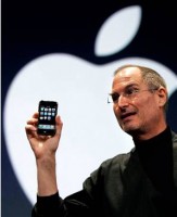 Steve Jobs iPhone à la main